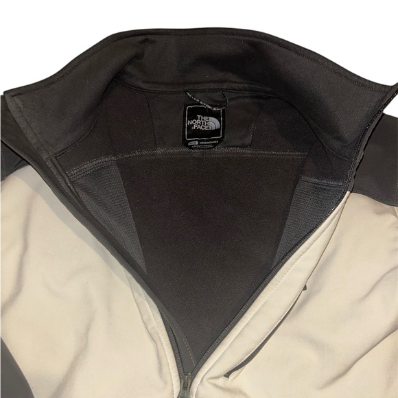 The North Face men’s medium soft shell water repellent jacket - Picture 3 of 5